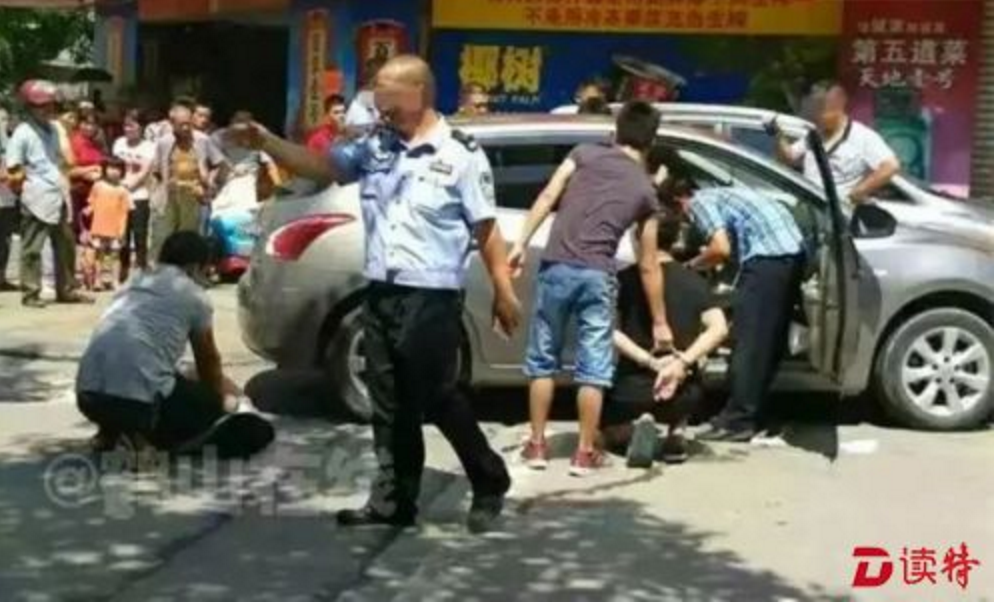 江门大街上演“警匪片”？原来是警方缉拿毒贩