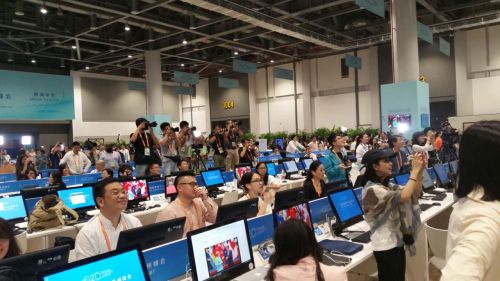 G20峰会开幕全球记者新闻中心“抢”新闻
