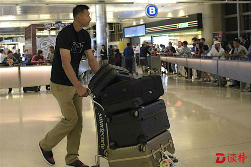 易建联低调赴美开启NBA之旅
