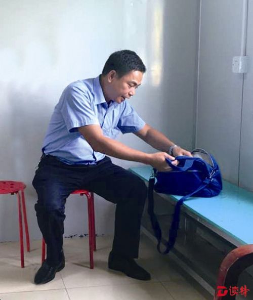 马大哈公交车上丢万元 乘客司机都不昧
