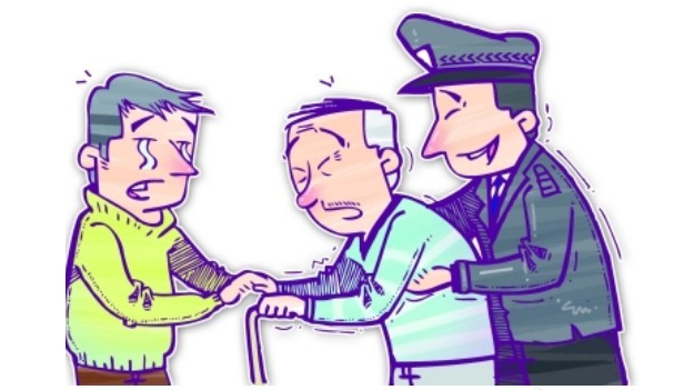 老人坐上大巴却忘了家在哪 司机热心寻亲人
