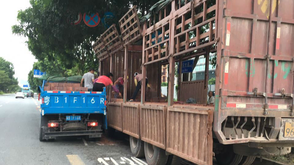 油“货车”繁华路口公然加油吓煞路人