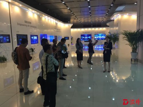 在华为公司参观。