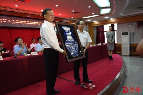 横岗街道向李贤义赠送纪念品_看图王