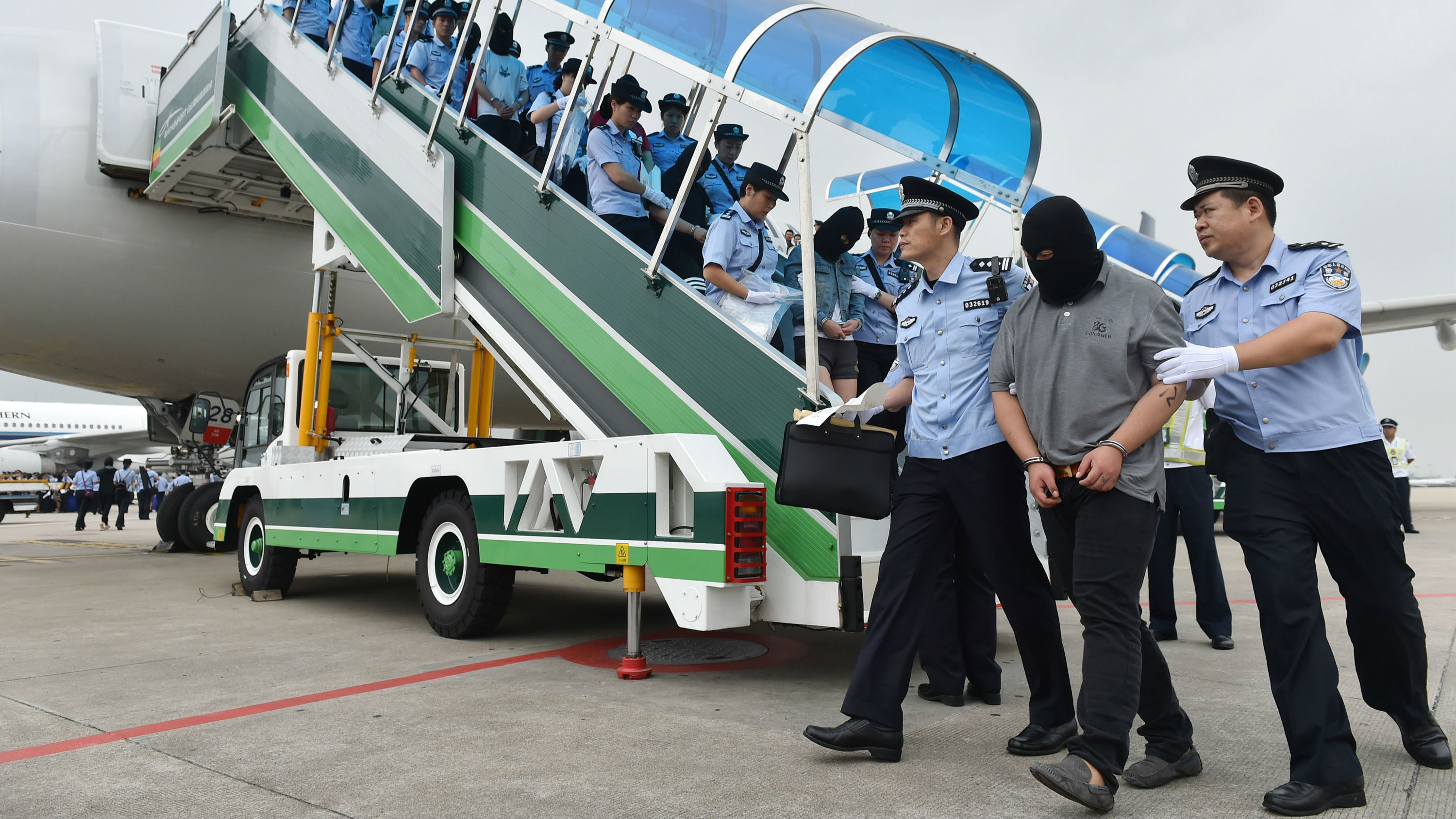 129名电信网络诈骗犯罪嫌疑人从国外被带回