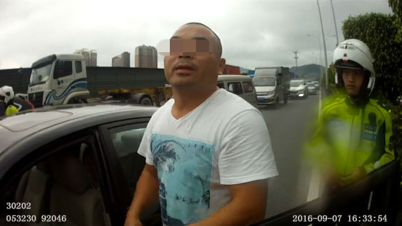 打电话被查就加油逃窜？交警铁骑追8公里拦停小车