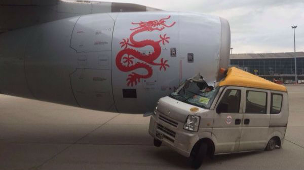 香港机场一工程车意外撞上滑行中客机