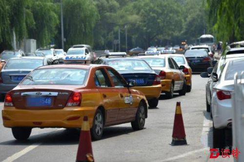 新规：的哥吸毒将撤销资格 无证最高罚3万 