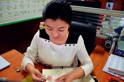 龙岗二职的谭老师收到了孩子们的“礼品”，正仔细欣赏