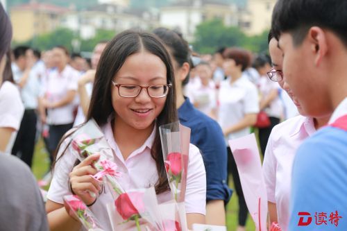 横岗高中学生志愿者们为老师献上鲜花和祝福卡片 (1)