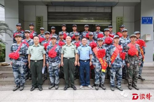 宝安区人武部与进疆新兵亲切合影