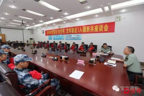 李金宇与新兵分享从军经历。