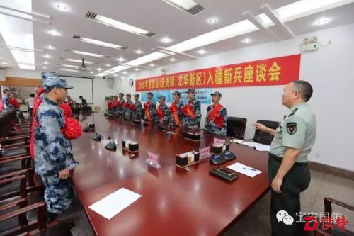 新兵齐声喊口号。