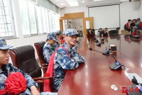 新兵代表发言。