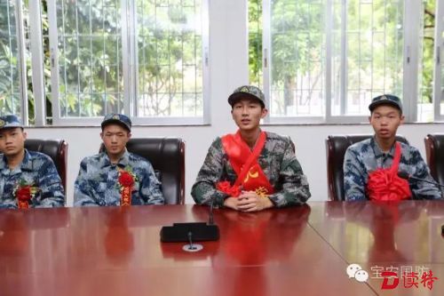 入伍新兵谈感受。