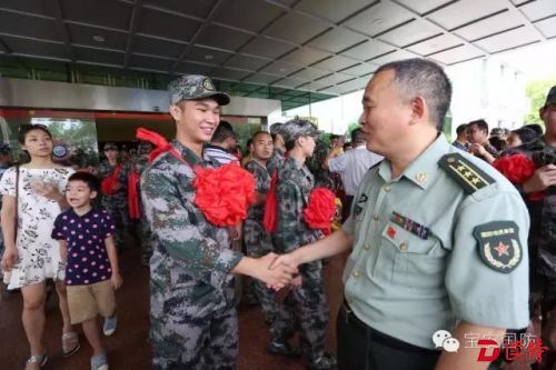 李金宇与新兵握手。