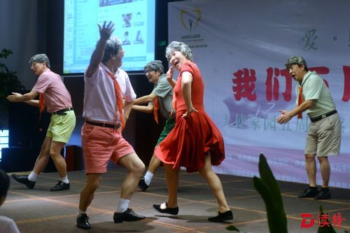 银幸风华正茂艺术团童真童趣表演带大家回忆童年。