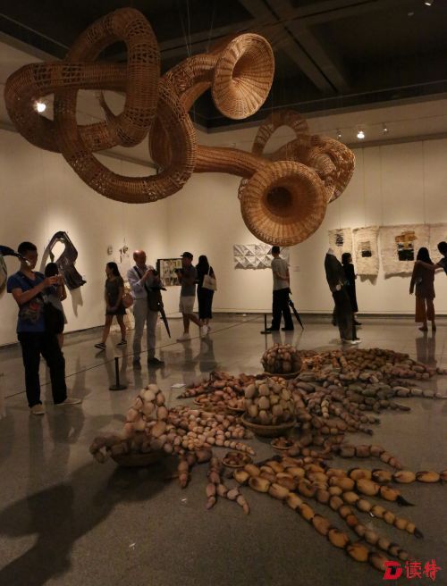 “从洛桑到北京”第九届国际纤维艺术双年展在关山月美术馆举行。