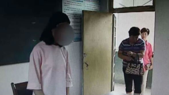 掌掴63名学生教师被开除 校长被停职