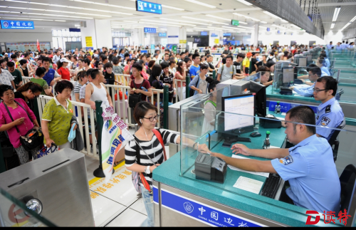 大批参加港澳游或国外游内地居民挤满皇岗口岸出境大厅。黄俊生摄