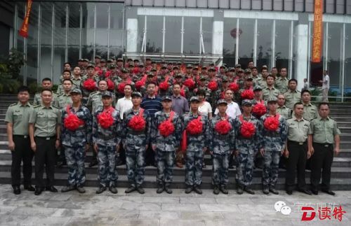 新安街道入伍新兵合影..webp