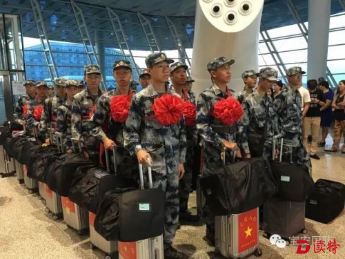 即将踏上奔赴军营的列车。.webp