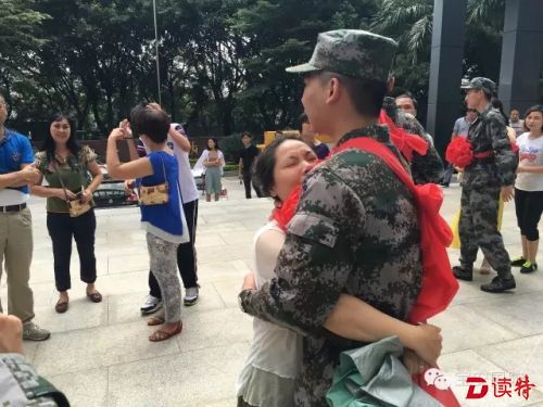 母亲含泪送子去军营。.webp