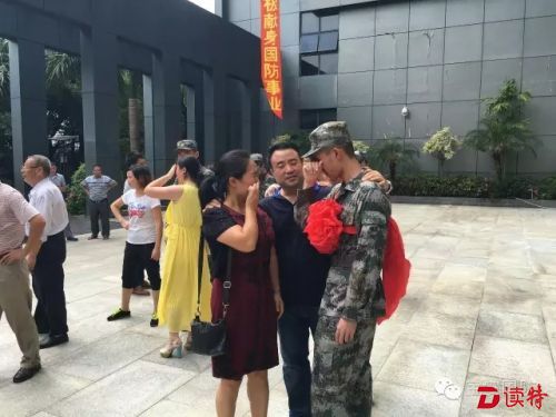 与家长告别。.webp