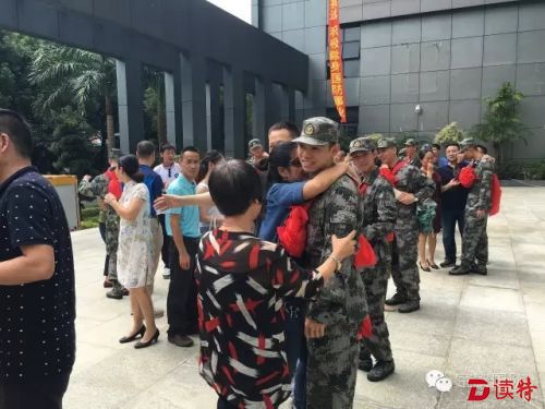 新兵与家人。.webp