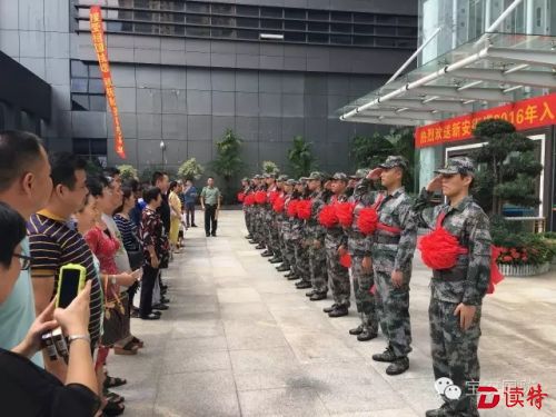 入伍新兵向家人致敬。.webp