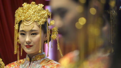 西式婚纱看多了，这次来瞧瞧纯金打造的中式婚纱