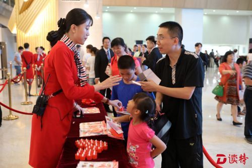 音乐厅向小朋友赠送中秋小礼品-39