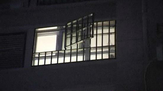 12岁女孩11楼家中坠亡 警察找上门家人浑不知