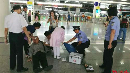港籍八旬老人口岸摔倒  执勤民警热心救助解危