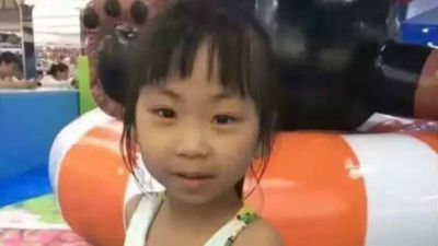 深圳一6岁女童疑被黑衣男抱走 见此二人请速报警