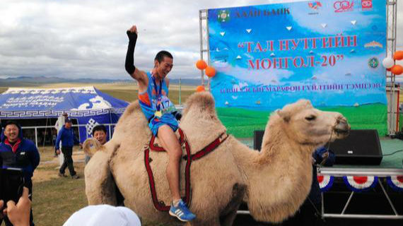 带不走！日本选手蒙古马拉松夺冠获骆驼