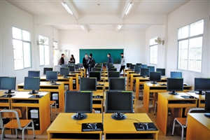宝安区援建的车田镇赤木小学电教室。