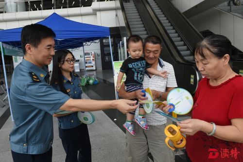 在福田汽车站，市交委工作人员现场向市民推介绿色出行。