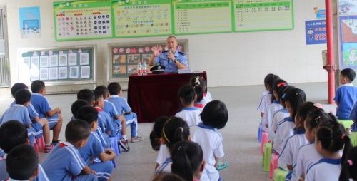 真实案例+模拟场景 民警蜀黍教会学生自我保护 