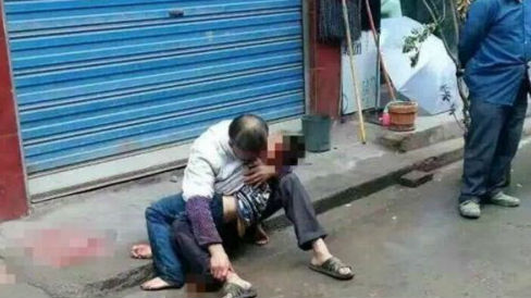 老人忘带钥匙 男孩从楼顶吊下进屋时绳子断了