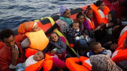 最近几个月地中海天气好转，大量难民趁机试图从非洲乘船偷渡前往意大利。不少人会付钱给蛇头安排上船，但蛇头为了增加利润，往往漠视安全任由船只超载，酿成沉船危机。图为搭乘难民船从北非前往欧洲的儿童。