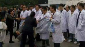 死者家属叫来61人堵医院 61人都被行政拘留了