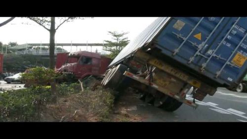 疑司机瞌睡 货柜车冲过隔离带撞上大货车