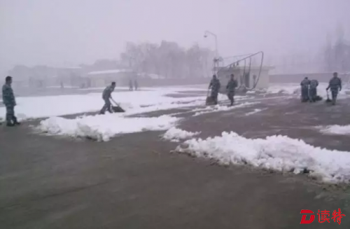 兄弟齐上阵，保证完成除雪任务