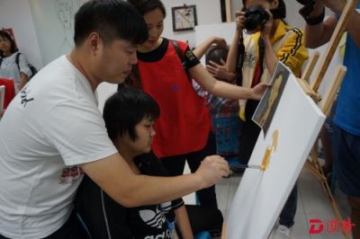 “星娃助绘班”为自闭症孩子免费开展绘画教育