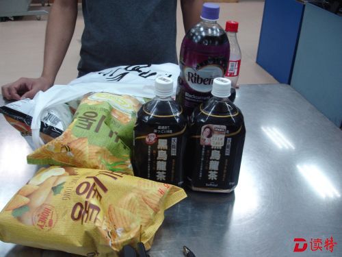 果汁？乌龙茶？皇岗海关查获饮料瓶藏匿止咳水案