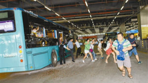 深圳举行公交车应急疏散演练