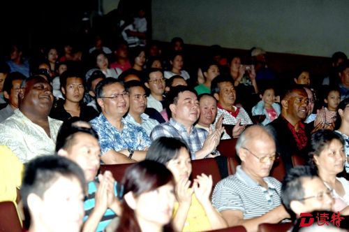 DSC_1102观众欣赏深圳艺术家精彩演出