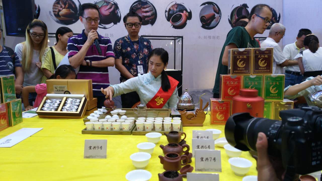 首届潮汕民间紫砂壶斗壶大赛在汕头举行