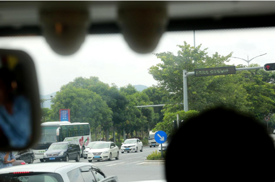 全市13个路口公交优先通行  红绿灯自动调整